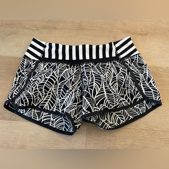 lululemon athletica Pants - Lululemon athletica Black and White Leaf-Print Athletic Shorts Size 6